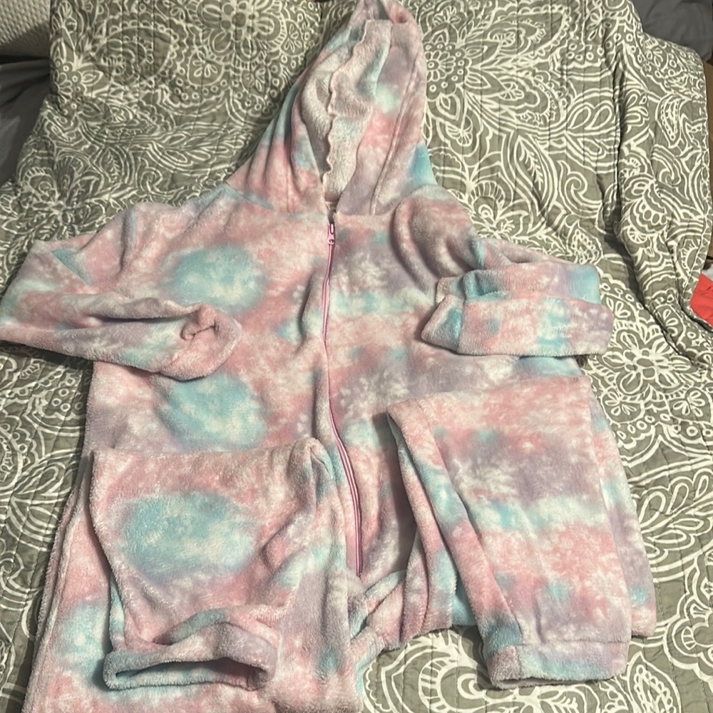 Cuddle up with this soft zip up the front all in one jumpsuit